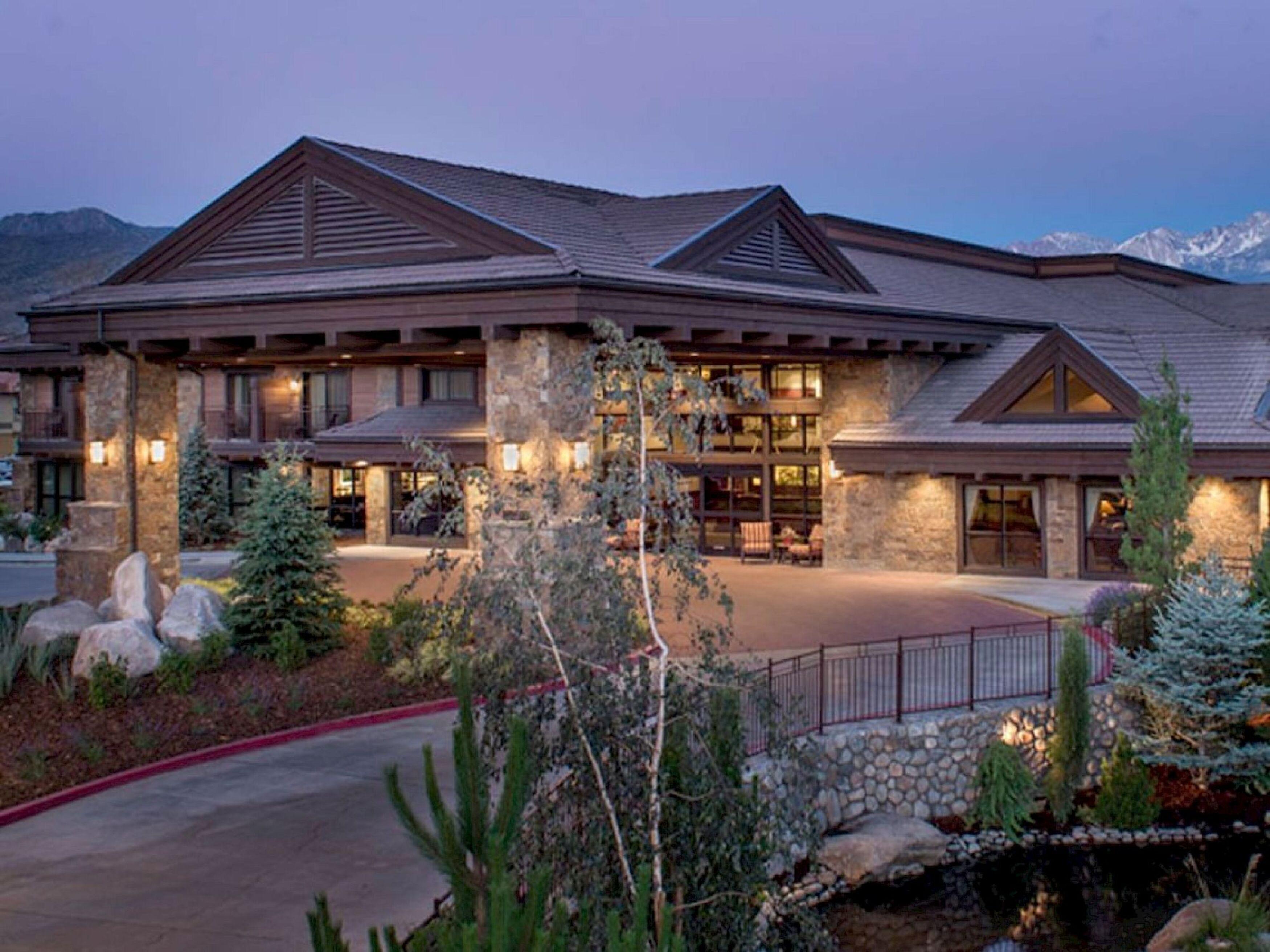 Wayfinder Bishop Hotel Exterior photo