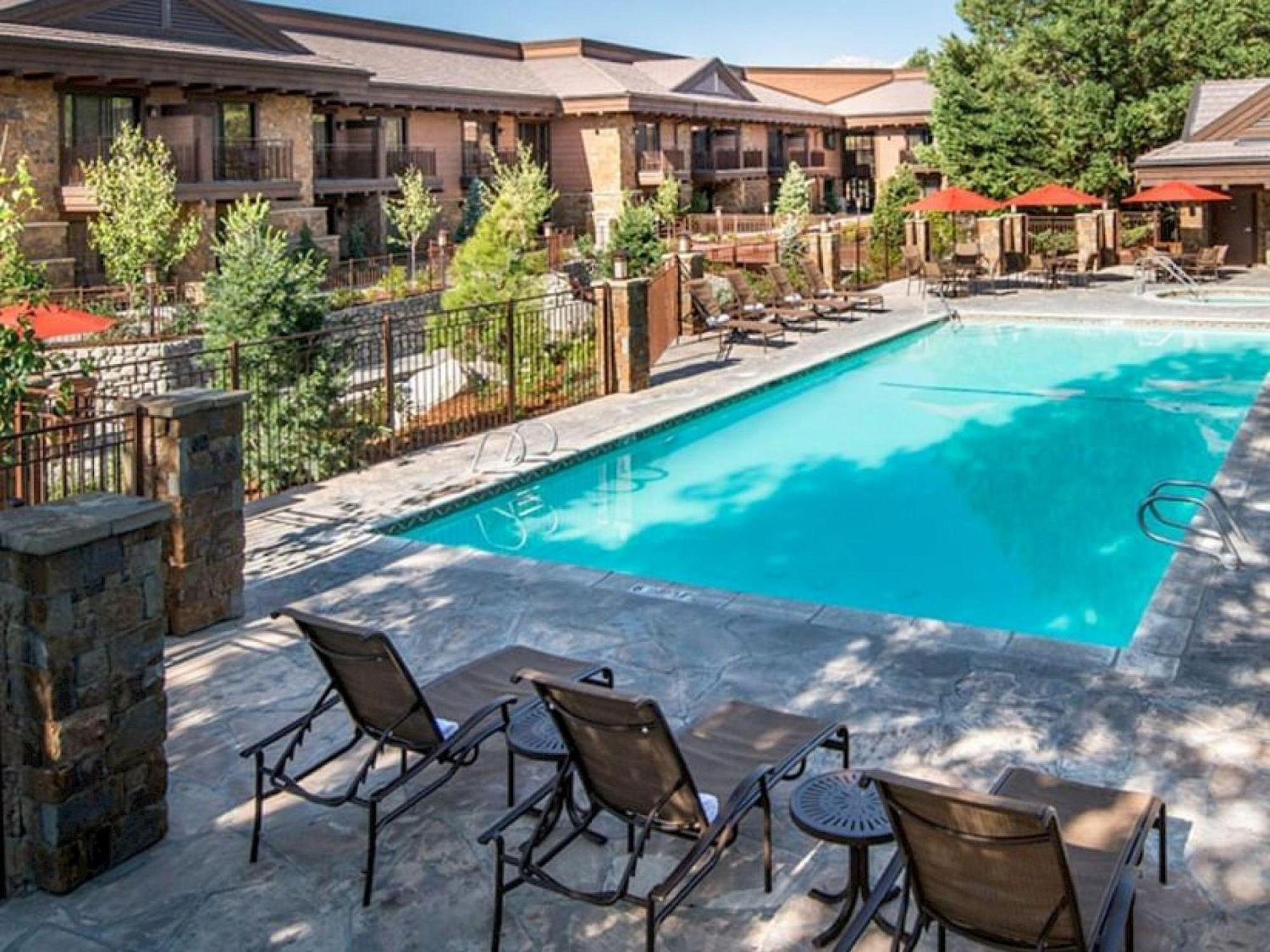 Wayfinder Bishop Hotel Exterior photo