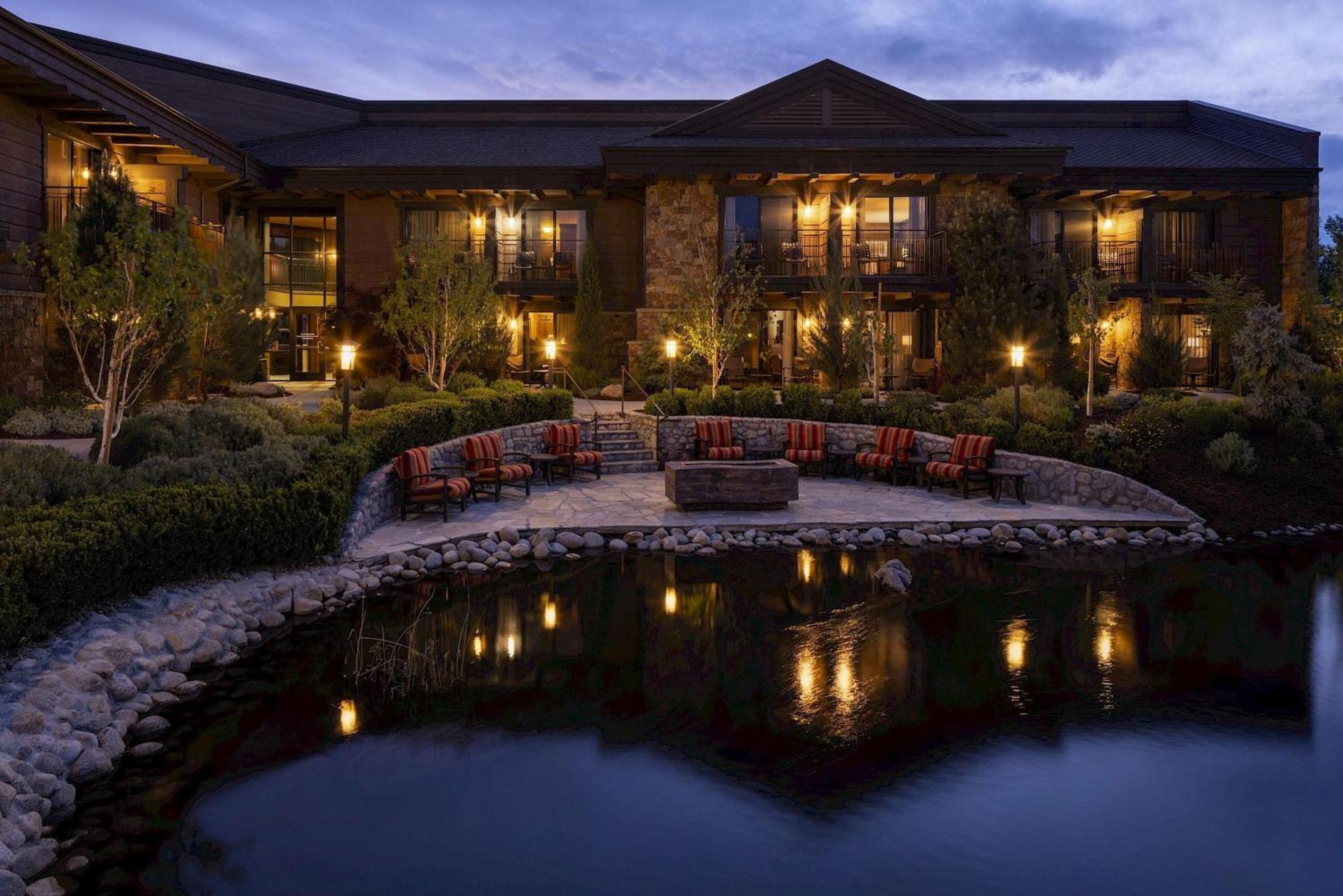 Wayfinder Bishop Hotel Exterior photo